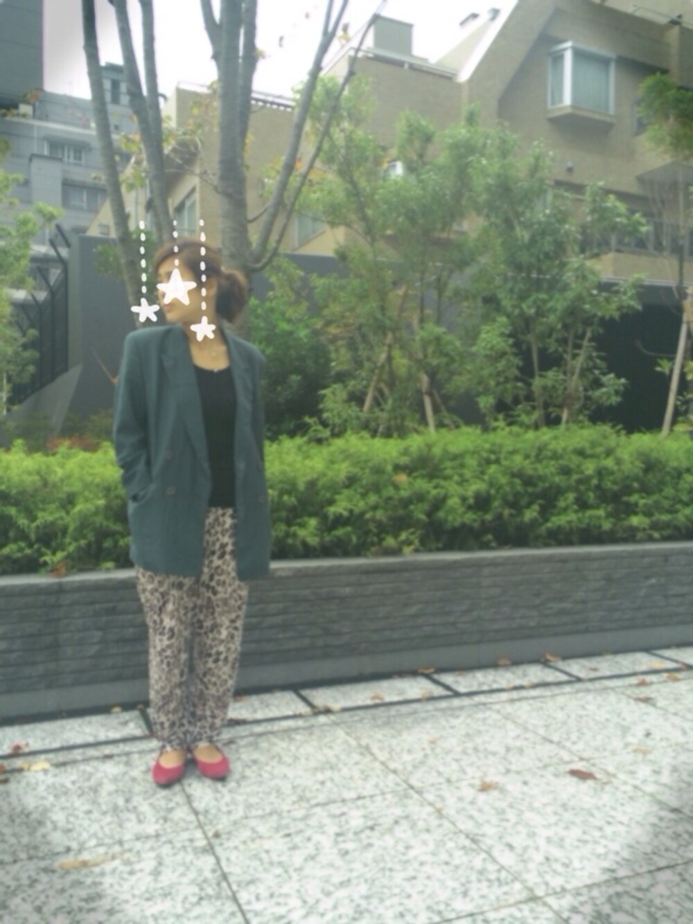 「レオパード、赤い靴、ジャケット」｜「USEDのアイテム（テーラードジャケット、グリーン系）」を使った、mikanさん（レディース・157cm）の秋コーディネートの1枚目の写真