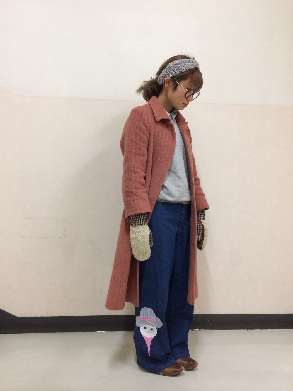 「手袋、ピンク、ロングコート、フレアデニム、スウェット、めがね」｜「HARRIS TWEEDのアイテム（手袋、ベージュ系）」を使った、mikanさん（レディース・155cm）の冬コーディネートの1枚目の写真