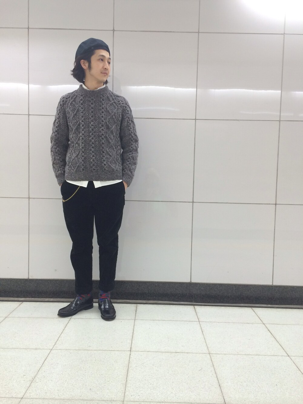 「シャツ×ニット、ローファー、柄くつした、キャスケット、コーデュロイパンツ」｜「JOURNAL STANDARDのATHENA / アテナ アランセーター #（ニット/セーター、グレー系）」を使った、mikanさん（メンズ・173cm）の冬コーディネートの1枚目の写真