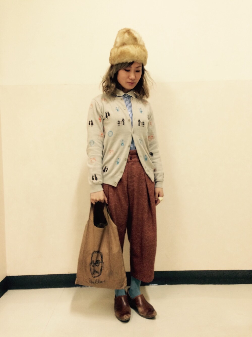 「ハイウエストパンツ、刺繍、カーディガン、BEAMS BOY、ｂｕｌｌｅ　ｄｅ　ｓａｖｏｎ、ツィードパンツ、ギンガムチェック、ファー帽子、サボ」｜「bulle de savonのアイテム（その他パンツ、オレンジ系）」を使った、mikanさん（レディース・155cm）の冬コーディネートの1枚目の写真