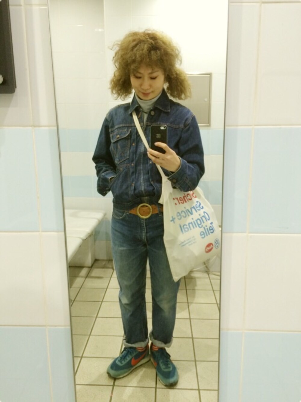 「ワントーンコーデ、デニムオンデニム、Gジャン、Levi's、Wrangler、NIKE、ボーダーソックス、スニーカー、タートルネック」｜「Levi'sのUSED LEVI'S502（デニムパンツ、ブルー系）」を使った、mikanさん（レディース・155cm）の冬コーディネートの1枚目の写真