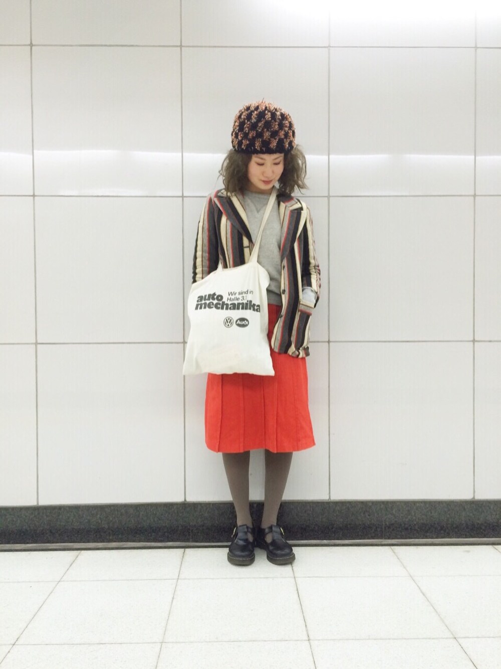 「赤いスカート、ジャケット、ストライプ、グレータイツ、Dr.Martens」｜「Dr. Martensのアイテム（その他シューズ、ブラック系）」を使った、mikanさん（レディース・155cm）の冬コーディネートの1枚目の写真