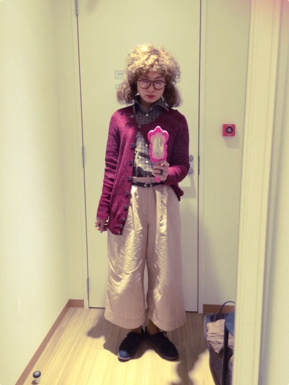 「ガウチョパンツ、vivianwestwood、チェックシャツ、カーディガン」｜「USEDの変形カーディガン（カーディガン/ボレロ、レッド系）」を使った、mikanさん（レディース・155cm）の冬コーディネートの1枚目の写真