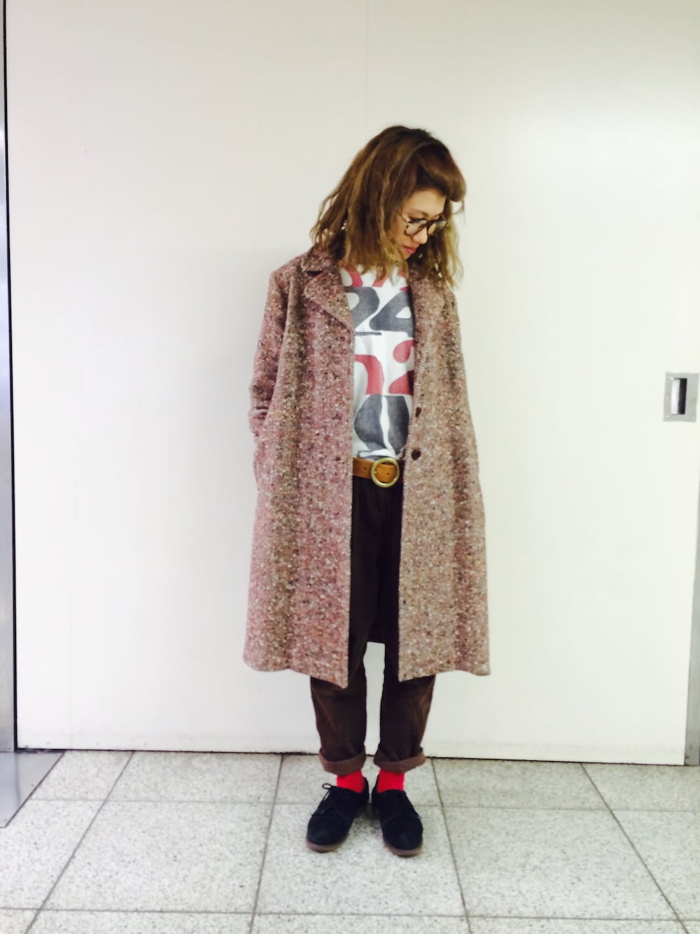 「コーデュロイパンツ、FOREVER 21、数字、ツイード、赤い靴下」｜「なしのお友達の手作り（ブレスレット、ゴールド系）」を使った、mikanさん（レディース・155cm）の冬コーディネートの1枚目の写真