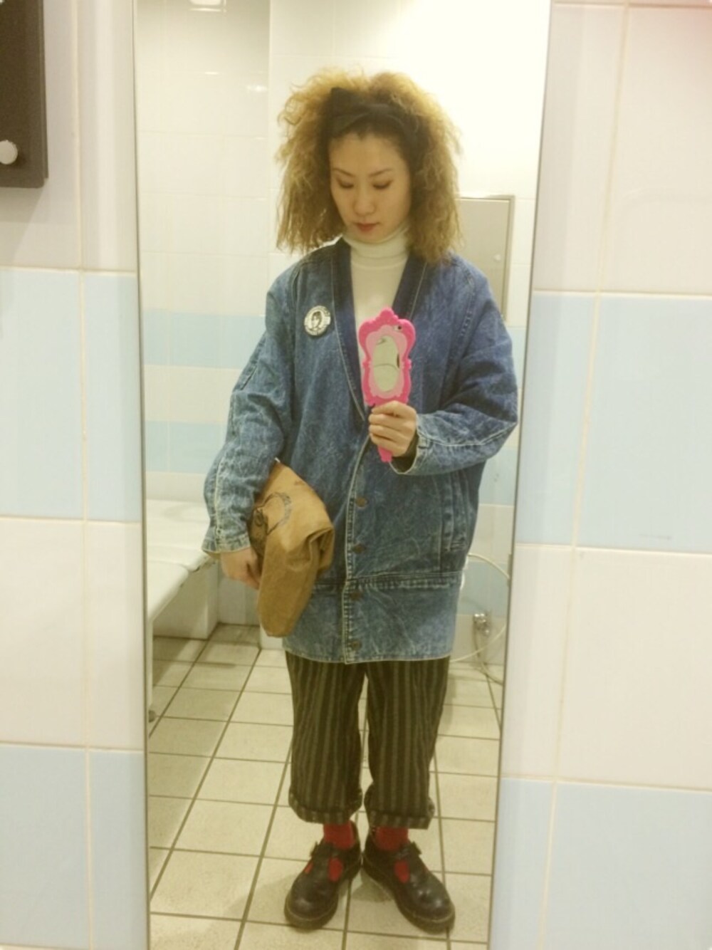 「デニム、ストライプパンツ、赤い靴下、Dr.Martens、デニムワンピース、リボン、ケミカルウォッシュ」｜「Dr. Martensのアイテム（その他シューズ、ブラック系）」を使った、mikanさん（レディース・155cm）の冬コーディネートの1枚目の写真