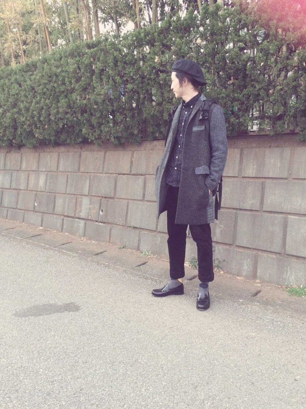 「クロップドパンツ、united arrows、beams plus」｜「BEAMS PLUSのBEAMS PLUS / コーデュロイ 8分丈パンツ（カーゴパンツ、ブラック系）」を使った、mikanさん（メンズ・155cm）の春コーディネートの1枚目の写真