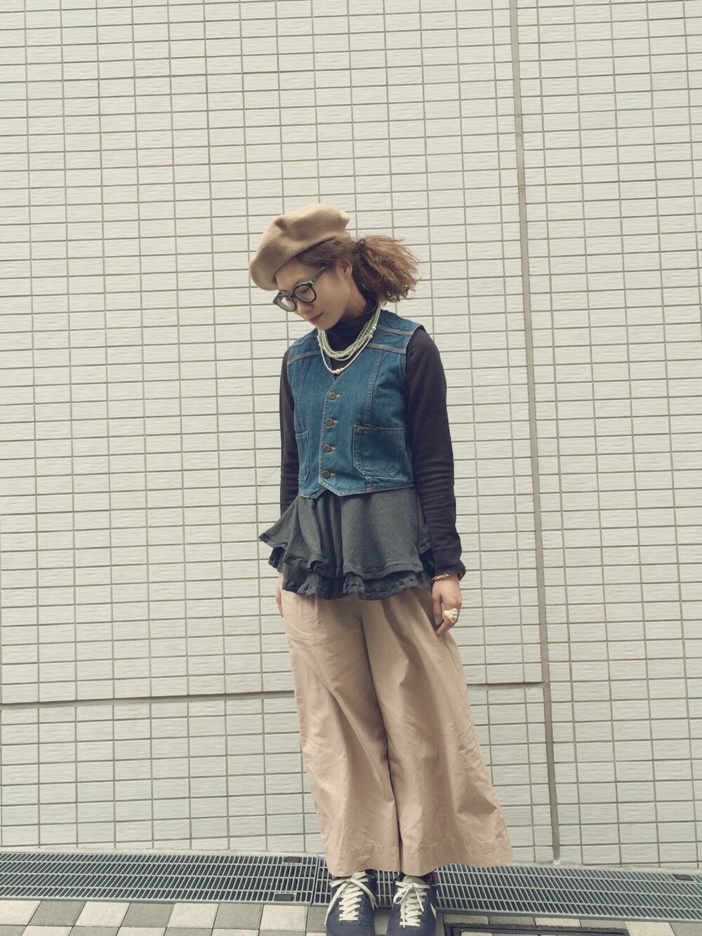「ぺプラムトップス、デニムベスト、ガウチョパンツ、UNIQLO、パールネックレス、ベレー帽×メガネ、スニーカー」｜「KBFのKBF　ウールベレー（ハンチング/ベレー帽、ベージュ系）」を使った、mikanさん（レディース・155cm）の春コーディネートの1枚目の写真