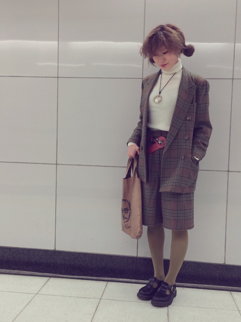 「大振りアクセサリー、レザーバッグ、Dr.Martens、セットアップ、タートルネック、カラータイツ、古着」｜「USED ネックレス（ネックレス、ホワイト系）」を使った、mikanさん（レディース・155cm）の春コーディネートの1枚目の写真