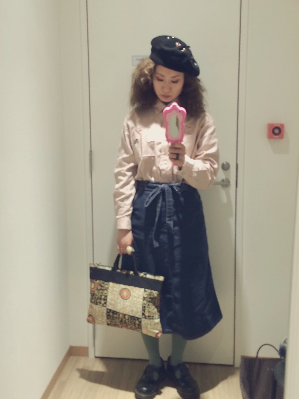 「パステルカラー、デニムスカート、ベレー帽、カラータイツ、Dr.Martens、Levi's、versace、古着」｜「USEDのアイテム（シャツ/ブラウス、ピンク系）」を使った、mikanさん（レディース・155cm）の春コーディネートの1枚目の写真