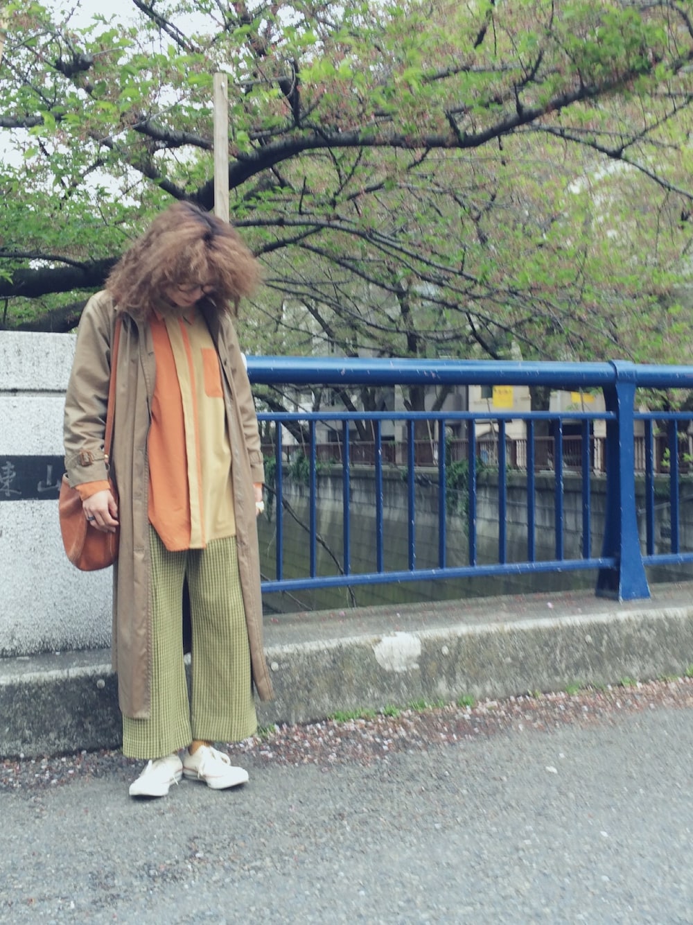 「バイカラー、千鳥柄、柄パンツ、converse、古着」｜「IL BISONTEのBuffalo Leather / Shoulder Bag（ショルダーバッグ、イエロー系）」を使った、mikanさん（レディース・155cm）の春コーディネートの1枚目の写真