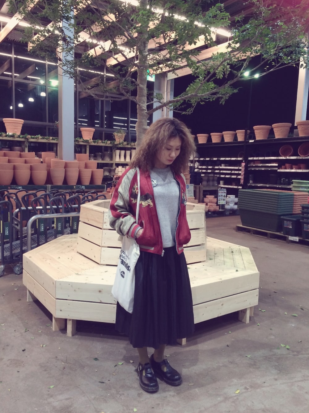 「スカジャン、BEAMS BOY、EMODA、古着、Dr.Martens」｜「EMODAのフェイクレザープリーツミドルSK（スカート、ブラック系）」を使った、mikanさん（レディース・155cm）の春コーディネートの1枚目の写真