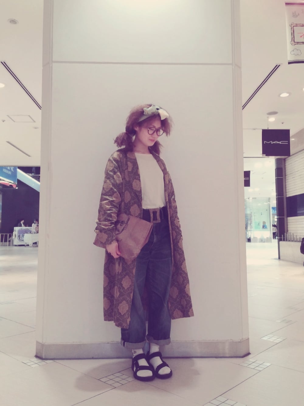「デニム、ガウン、ペイズリー、teva、白ソックス」｜「TevaのHurricane XLT（サンダル、ブラック系）」を使った、mikanさん（レディース・155cm）の春コーディネートの1枚目の写真