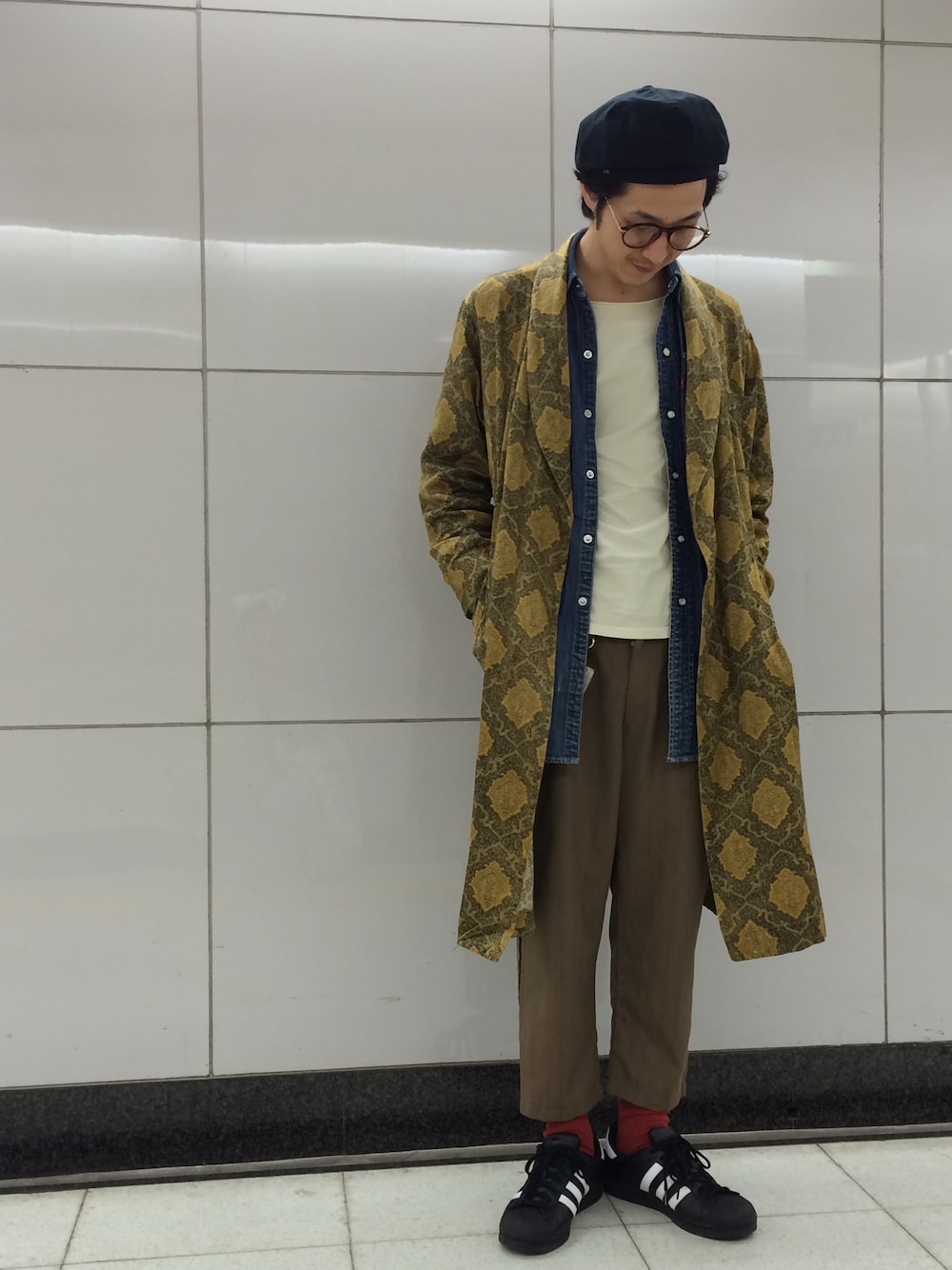 「adidas、Levi's、デニムシャツ、ガウン、古着、キャスケット」｜「USEDのアイテム（その他アウター、ゴールド系）」を使った、mikanさん（メンズ・173cm）の春コーディネートの1枚目の写真