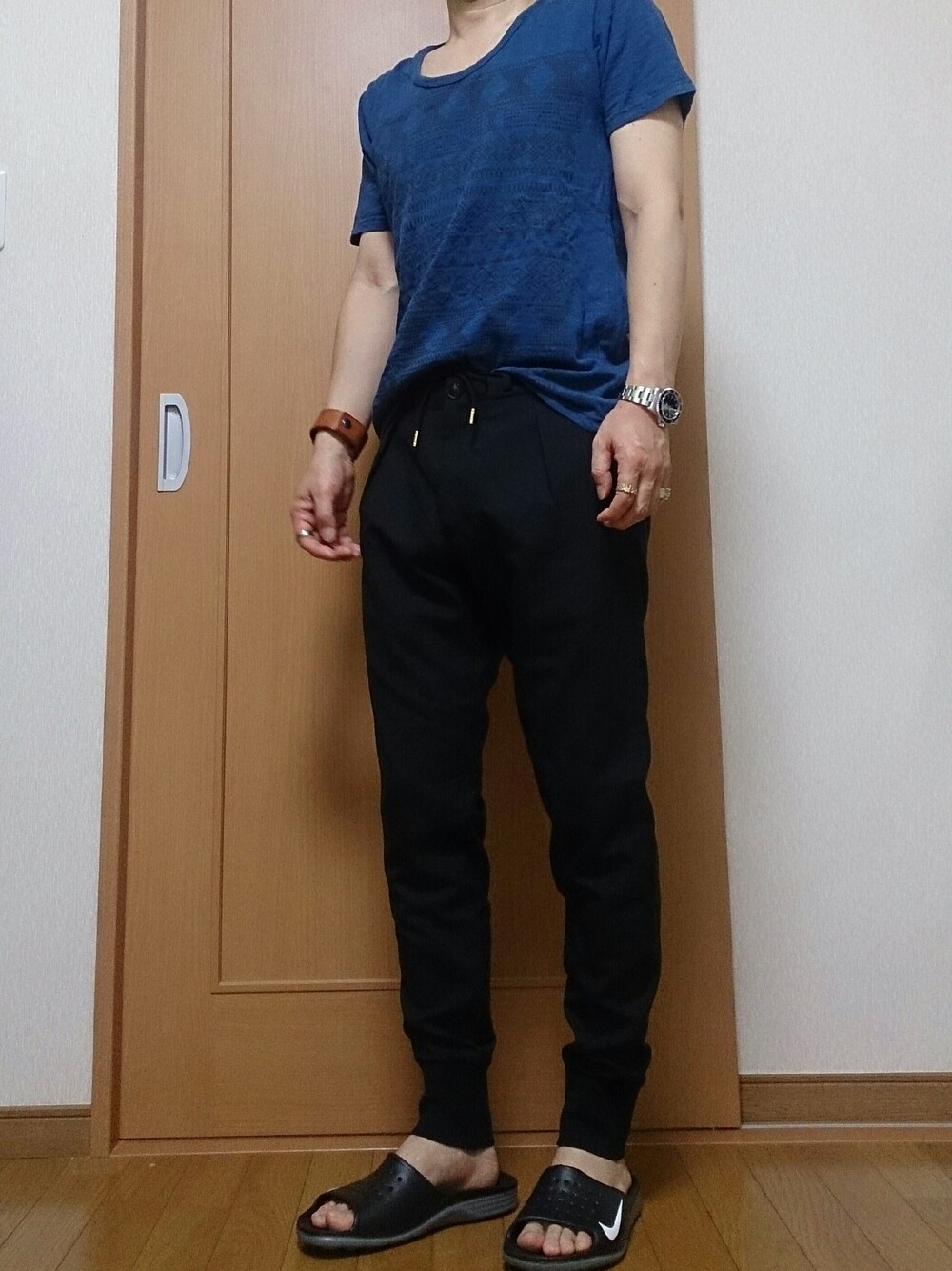 ブルー系のトップス、ブラック系のその他パンツ、ブラック系のサンダルを着用したメンズの夏コーディネートの1枚目の写真