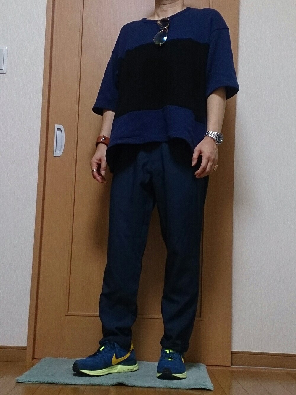 ブルー系のTシャツ/カットソー、ブルー系のパンツ、ブルー系のスニーカーを着用したメンズの夏コーディネートの1枚目の写真