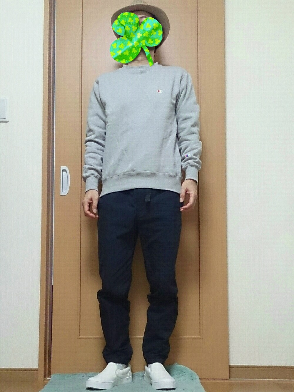 グレー系のトップス、ブルー系のパンツ、ホワイト系のシューズを着用したメンズの秋コーディネートの1枚目の写真