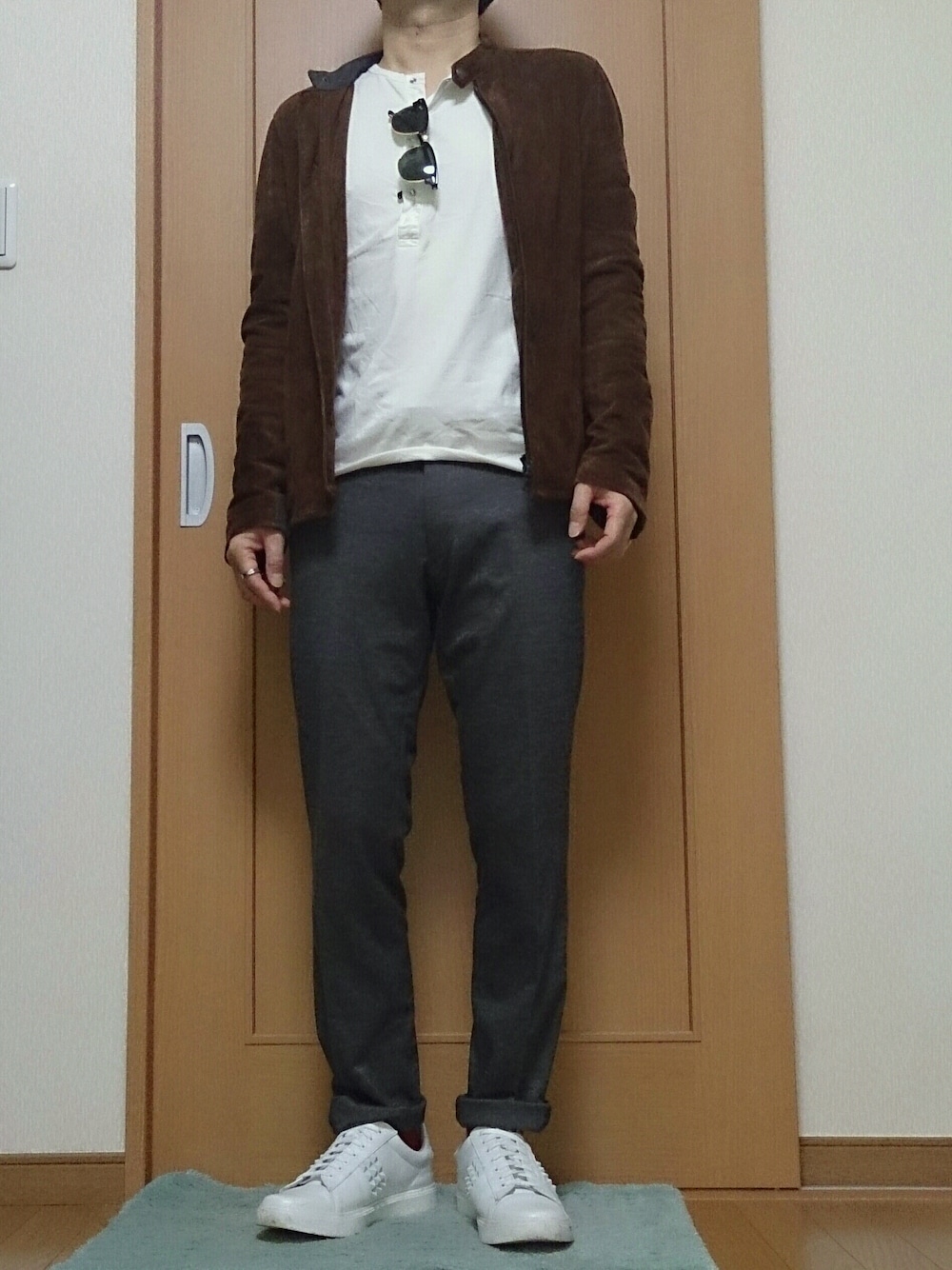 グレー系のパンツ、ブラウン系のジャケット/アウター、ホワイト系のシューズを着用したメンズの秋コーディネートの1枚目の写真