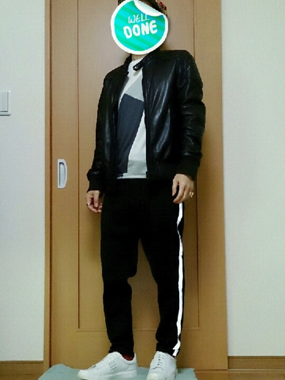 ブラウン系のジャケット/アウター、ホワイト系のTシャツ/カットソー、ブラック系のパンツを着用したメンズの秋コーディネートの1枚目の写真