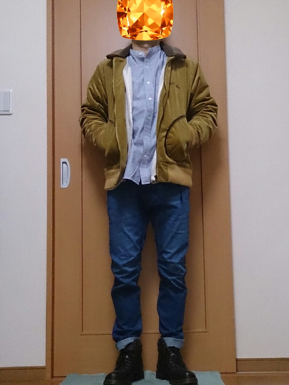ホワイト系のカーディガン/ボレロ、ブルー系のシャツ/ブラウス、ブルー系のデニムパンツを着用したメンズの冬コーディネートの1枚目の写真