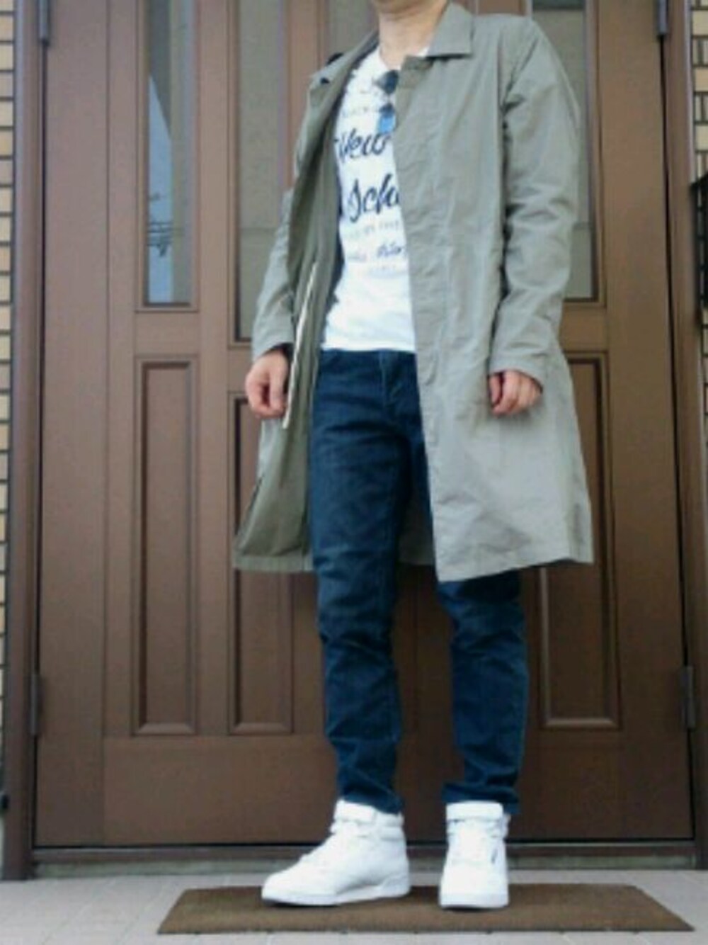 ベージュ系のジャケット/アウター、ホワイト系のTシャツ/カットソー、ホワイト系のスニーカーを着用したメンズの春コーディネートの1枚目の写真