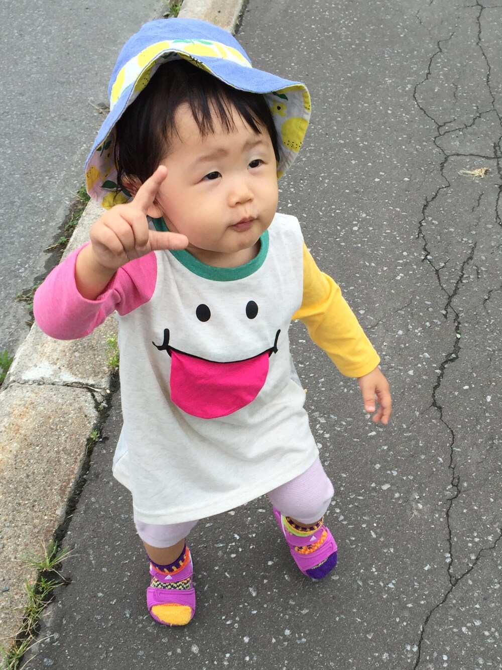 「サンダル、ソックス、スマイル」｜「しまむらのアイテム（チュニック、その他）」を使った、うりんこ。さん（キッズ・80cm）の秋コーディネートの1枚目の写真