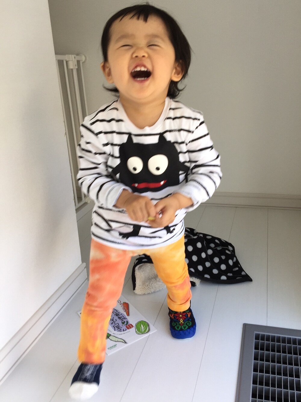 「タイダイ柄」｜「H&Mのアイテム（Tシャツ/カットソー、ホワイト系）」を使った、うりんこ。さん（キッズ・80cm）の秋コーディネートの1枚目の写真