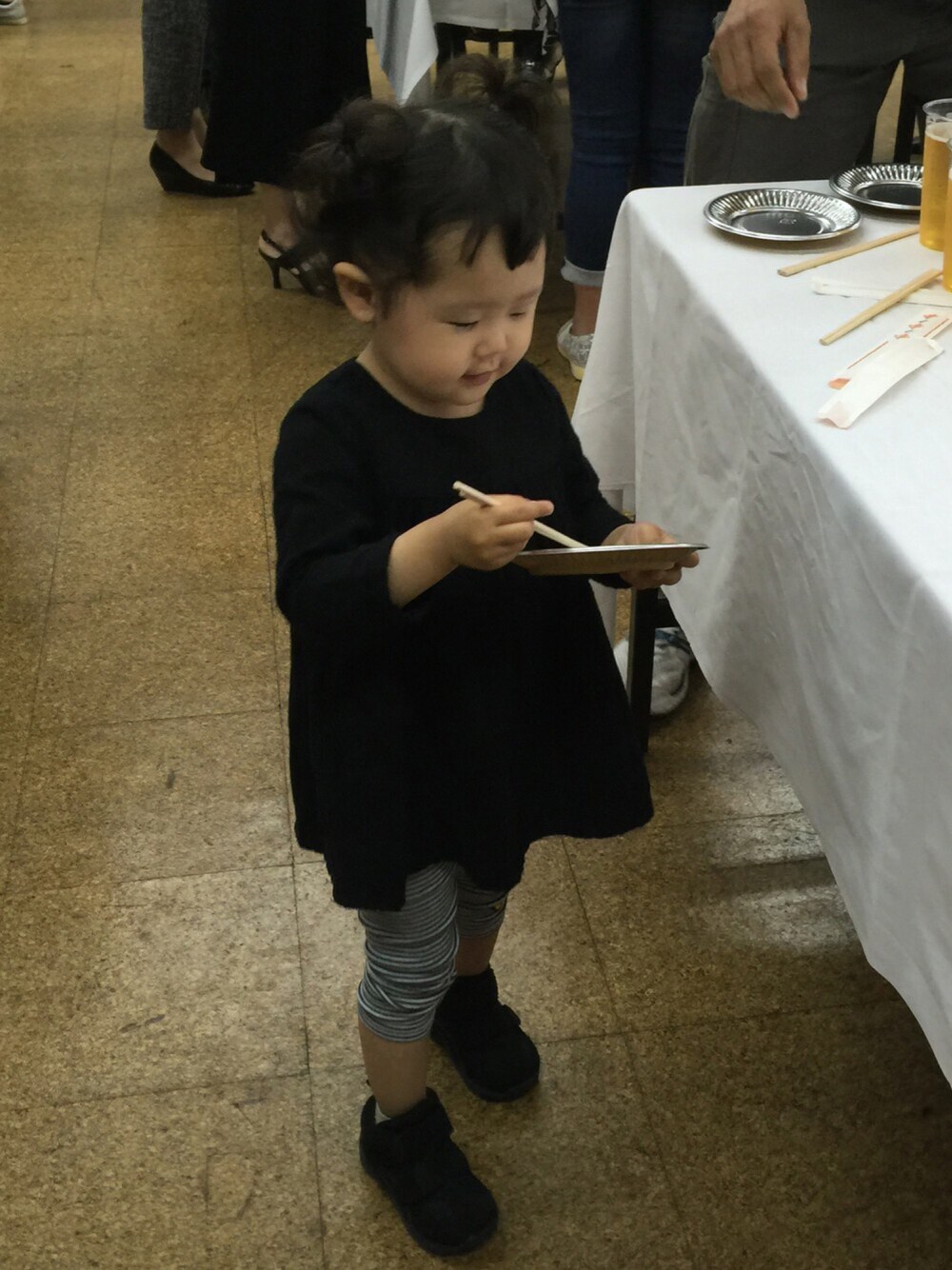 「kids、シンプル、女の子、フェリシモ、フェリシモキッズ」｜「フェリシモキッズのおとなカラーを着こなす　かわいいバランスコーディネイト　　（ワンピース、ブラック系）」を使った、うりんこ。さん（キッズ・90cm）の夏コーディネートの1枚目の写真