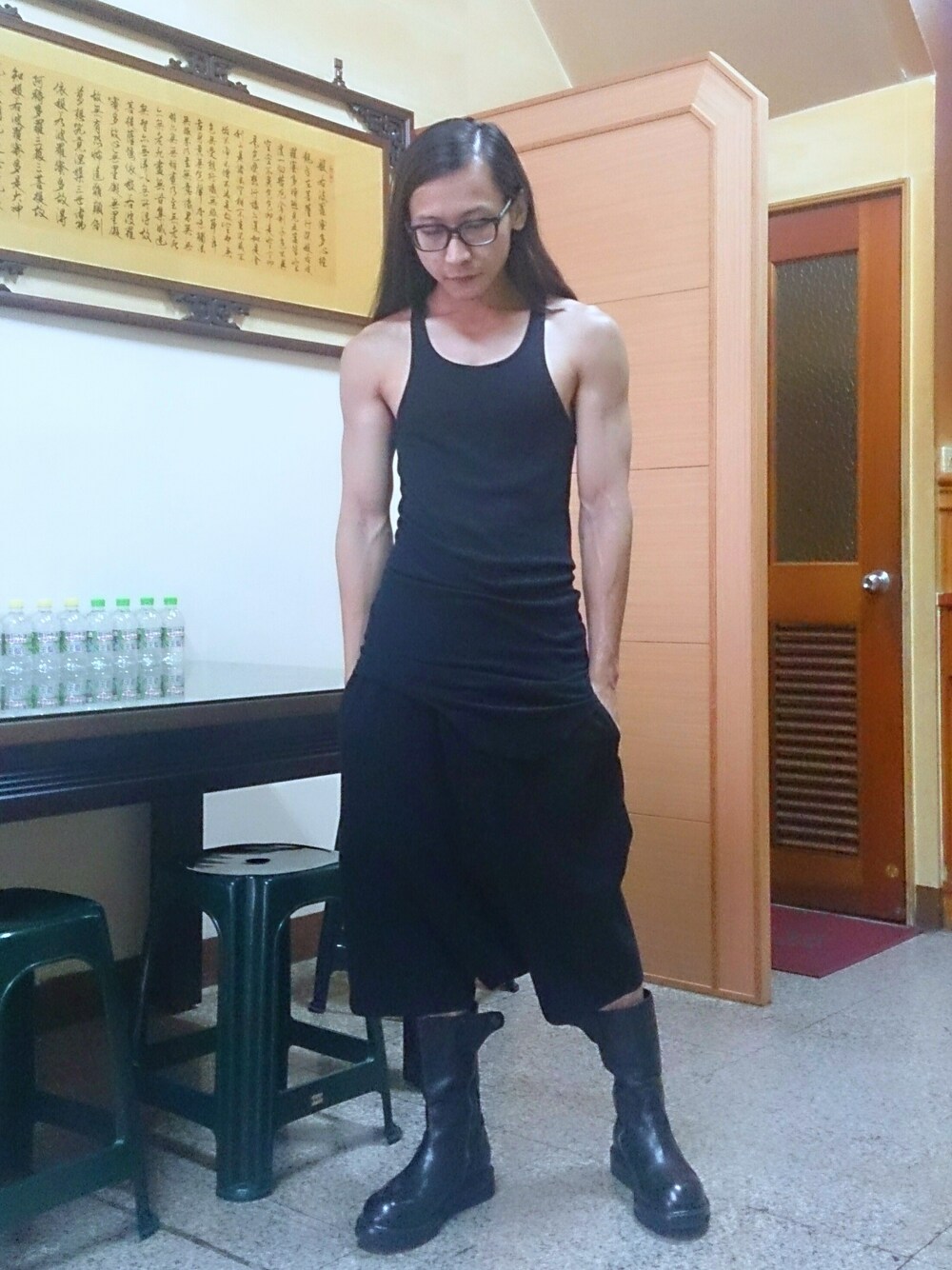 ブラック系のその他パンツ、ブラック系のタンクトップを着用したメンズの夏コーディネートの1枚目の写真