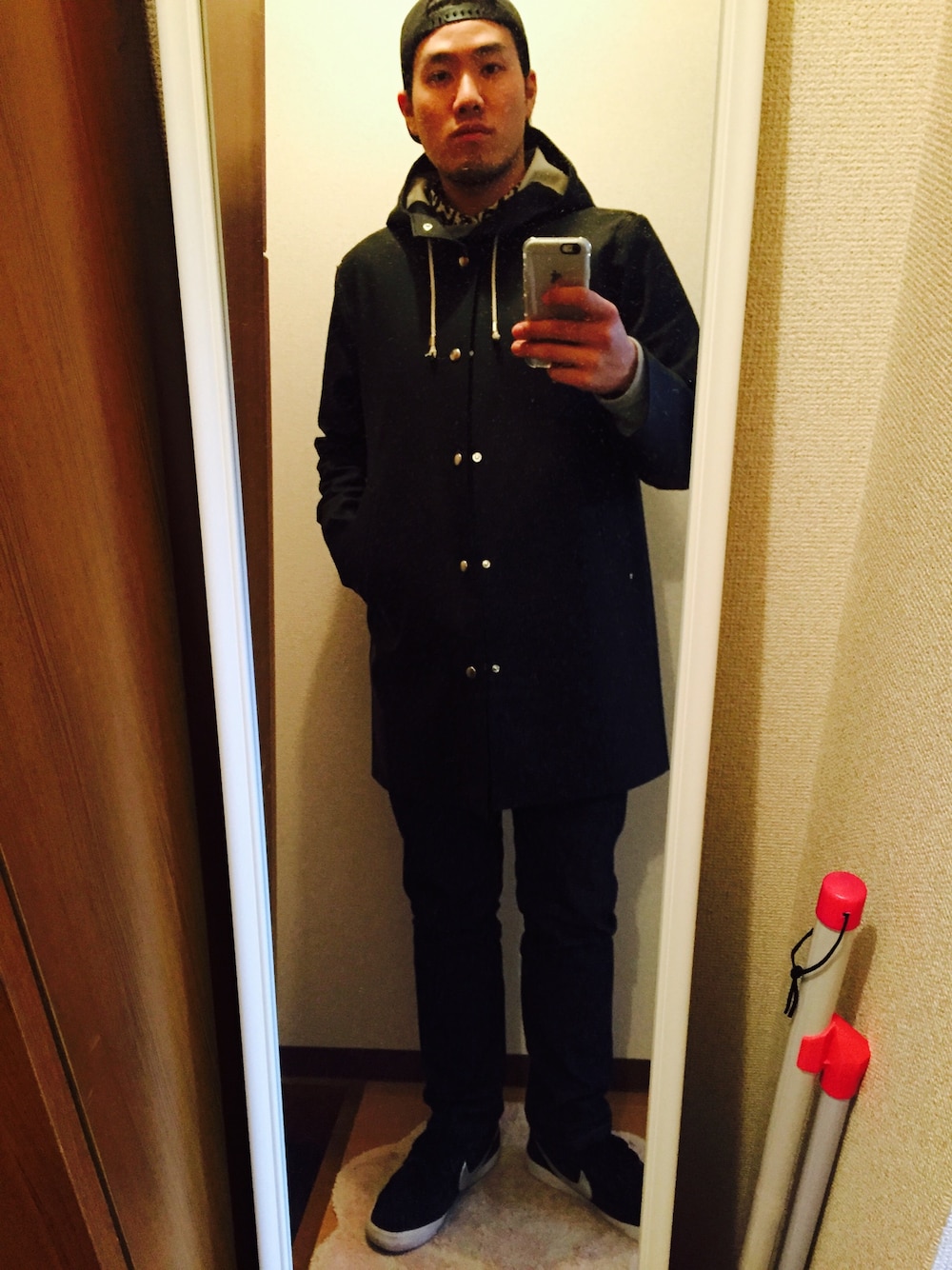 「雨じゃないのにレインコート、supreme、A.P.C.、stutterheim、black、黒、デニム、world famous、PARIS、men」｜「Supreme のアイテム（キャップ、ブラック系）」を使った、Kento Shibataさん（メンズ・174cm）の冬コーディネートの1枚目の写真