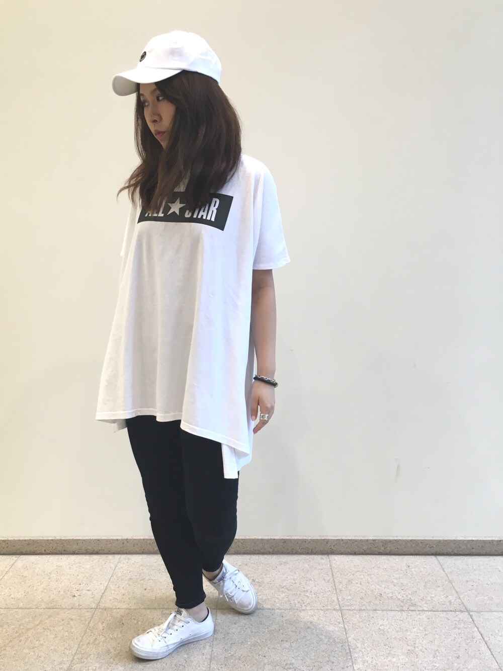 ホワイト系のTシャツ/カットソーを着用したレディースの夏コーディネートの1枚目の写真