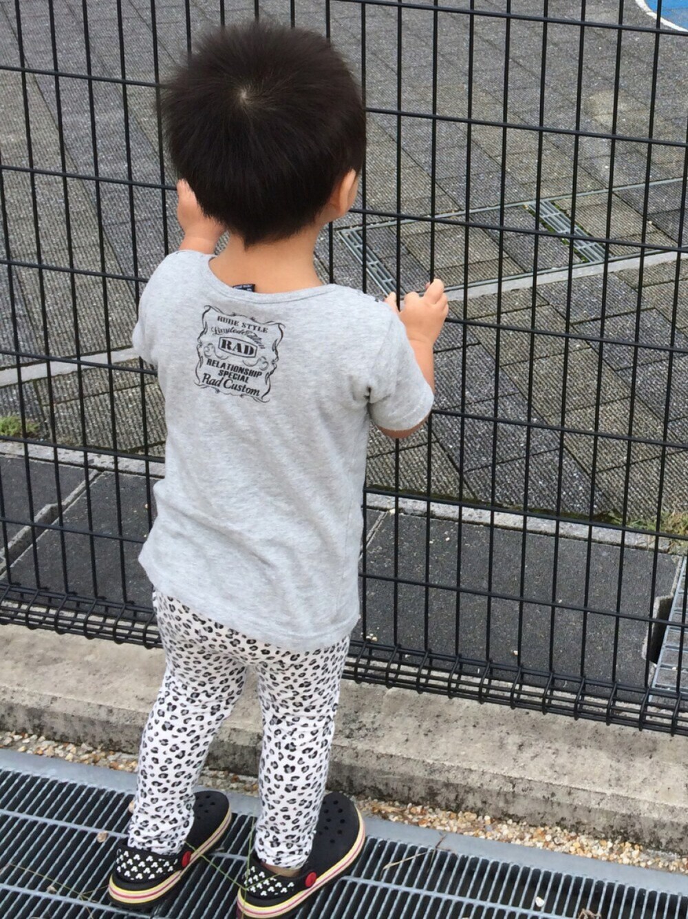 「RADCUSTOM、UNIQLO」｜「UNIQLOのBABY リバティロンドンレギンス（10分丈）（その他パンツ、グレー系）」を使った、R＆Kさん（キッズ・100cm）の秋コーディネートの1枚目の写真