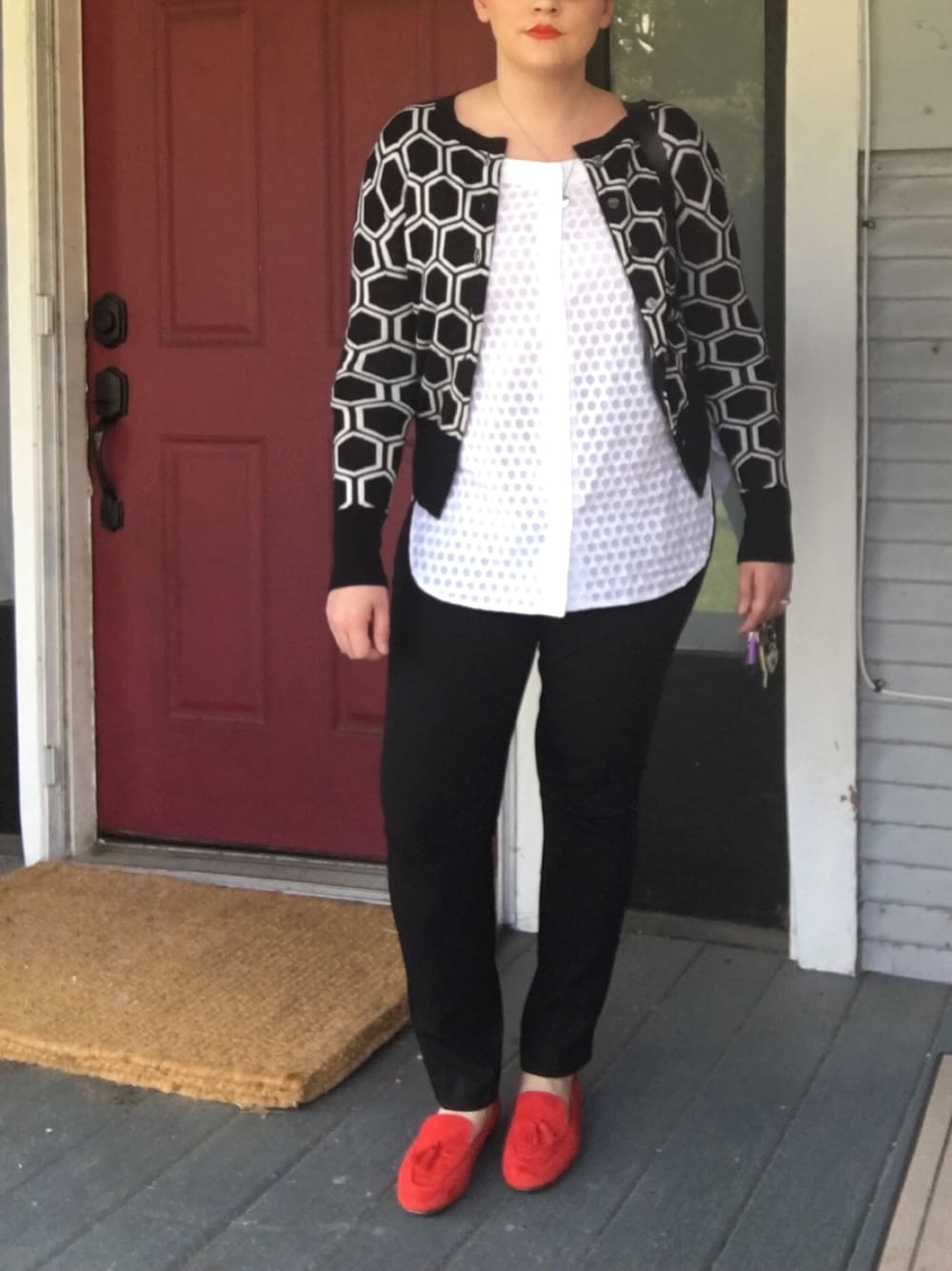 ブラック系のその他パンツ、レッド系のその他シューズ、ホワイト系のシャツ/ブラウスを着用したレディースの秋コーディネートの1枚目の写真