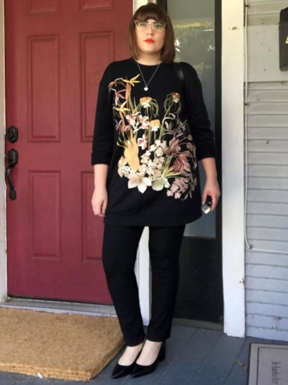 「oversized、sweatshirt、floral、Alexander Wang、numeroventuno」｜「rag & boneのRag & Bone Simone Pants（その他パンツ、ブラック系）」を使った、mandarkさん（レディース・157cm）の秋コーディネートの1枚目の写真