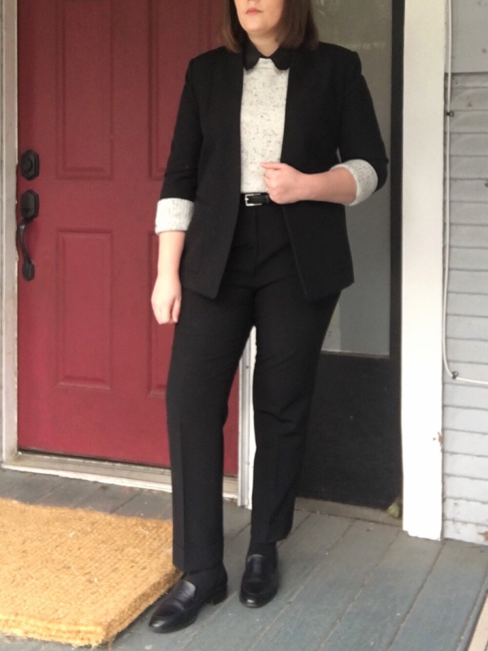 ブラック系のスラックス、ブラック系のその他シューズ、ブラック系のスーツジャケットを着用したレディースの冬コーディネートの1枚目の写真