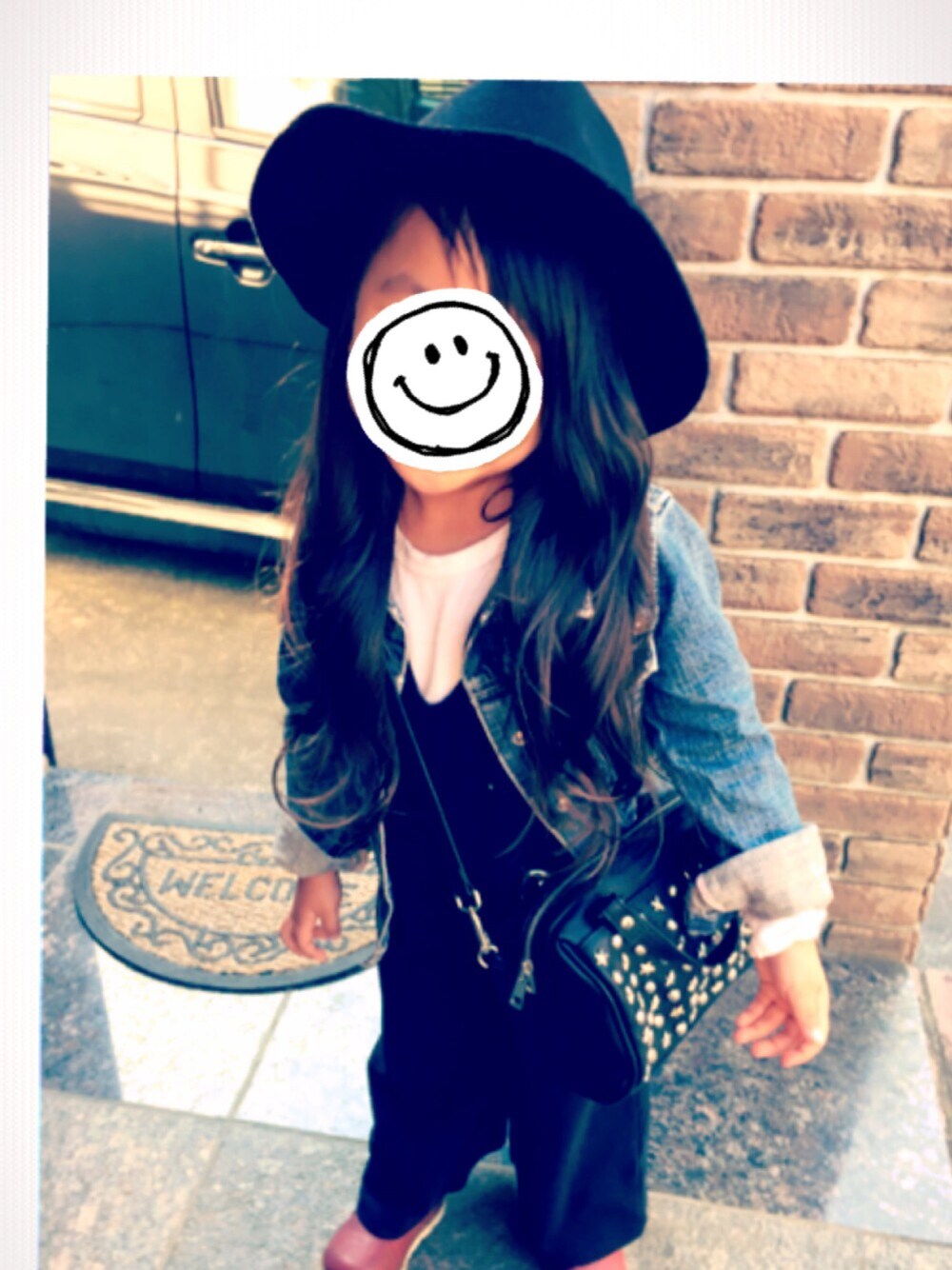 ブラック系のトートバッグ、ブラック系のハットを着用したキッズの秋コーディネートの1枚目の写真