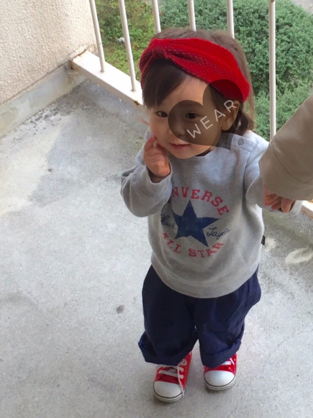 グレー系のスウェット、ブルー系のサロペット/オーバーオール、レッド系のスニーカーを着用したキッズの秋コーディネートの1枚目の写真