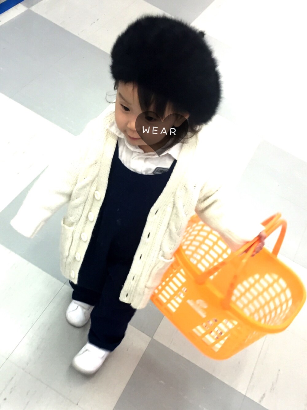 ホワイト系のシャツ/ブラウス、ホワイト系のカーディガン/ボレロ、ブルー系のサロペット/オーバーオールを着用したキッズの冬コーディネートの1枚目の写真