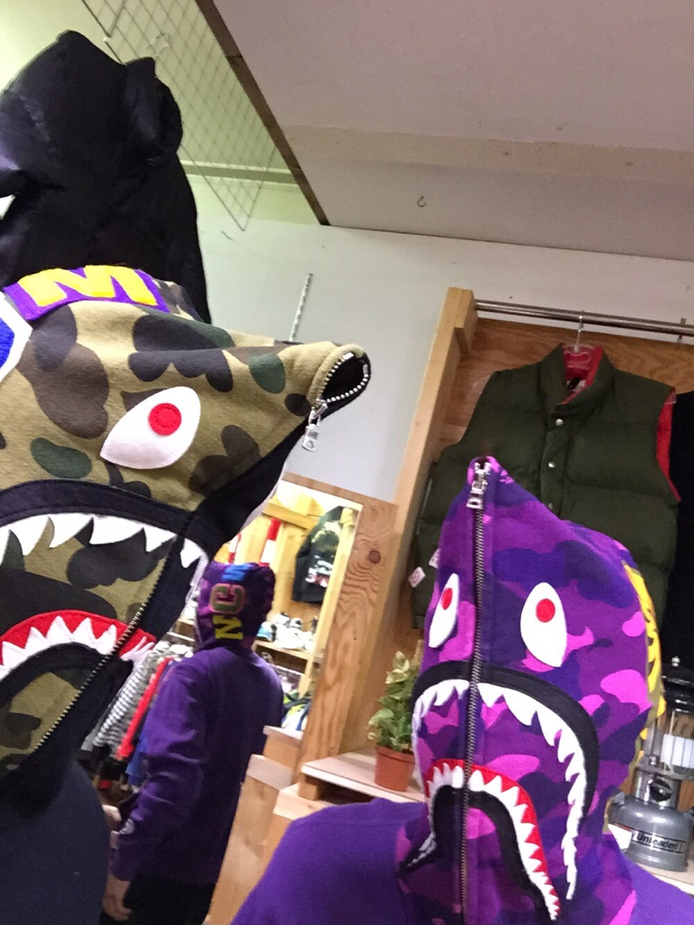 「シャークパーカー、A BATHING APE、お揃い、兄弟」｜「A BATHING APEのアイテム（パーカー、ブラック系）」を使った、T.T.Tさん（メンズ・169cm）の秋コーディネートの1枚目の写真