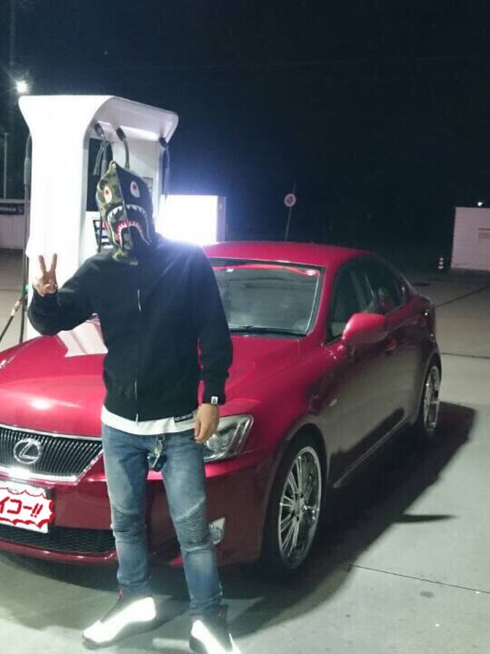 「ガソリンスタンド、車、夜、シャークパーカー、LES (ART)ISTS、ZARA、jodan」｜「A BATHING APEのアイテム（パーカー、ブラック系）」を使った、T.T.Tさん（メンズ・169cm）の秋コーディネートの1枚目の写真