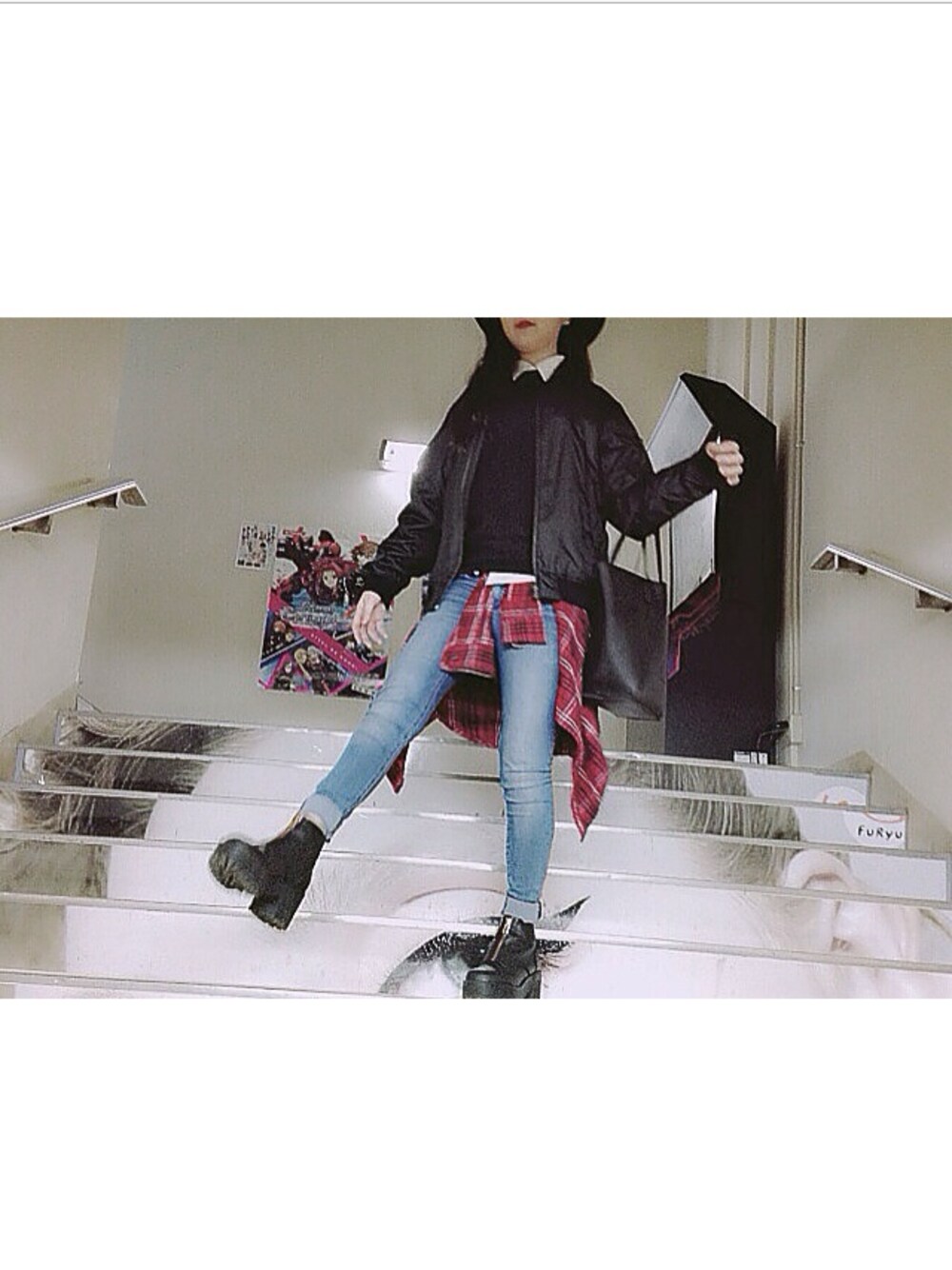 ブラック系のその他アウターを着用したレディースの冬コーディネートの1枚目の写真