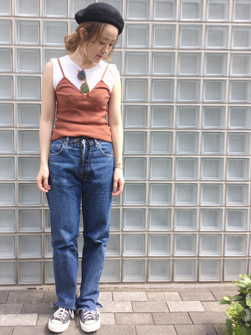 「大人カジュアル、デニムパンツ、ベレー帽、fumikauchida、シルバーアクセサリー、UNUSED」｜「Levi'sのアイテム（デニムパンツ、ブルー系）」を使った、YAGI NAOKOさん（レディース・160cm）の秋コーディネートの1枚目の写真