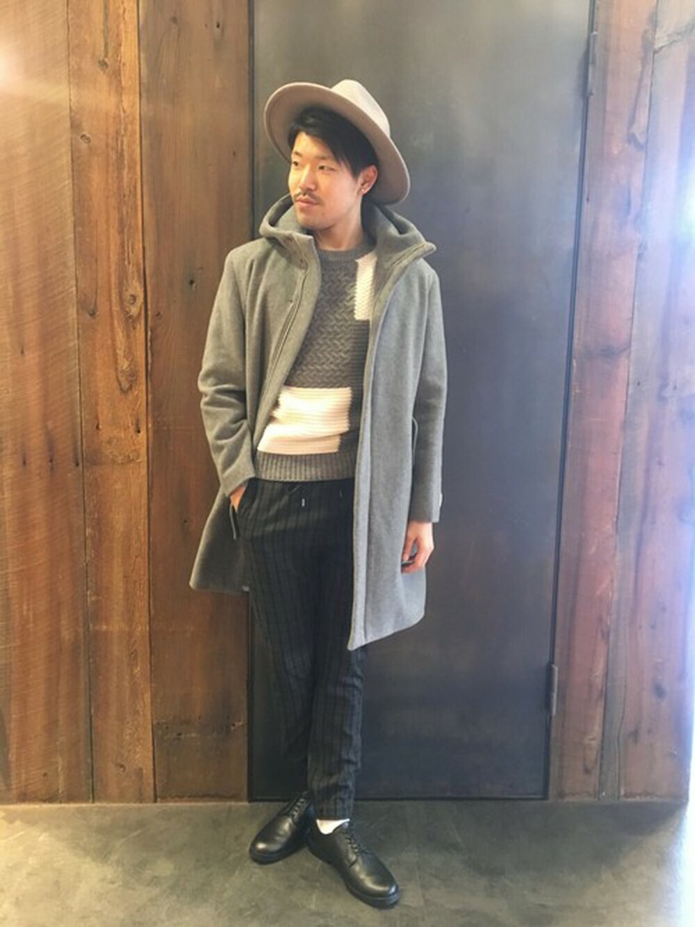 グレー系のその他アウター、グレー系のニット/セーター、グレー系のその他パンツを着用したメンズの秋コーディネートの1枚目の写真