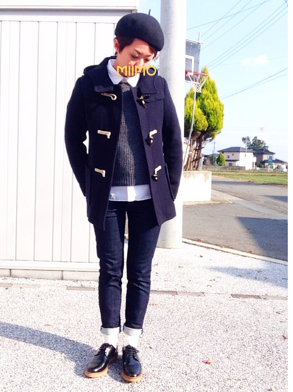 「ベレー帽、グレーのニット、白シャツ、白シャツ×ニット、PAR ICI、インディゴデニム」｜「UNIQLOのアイテム（ダッフルコート、ブラック系）」を使った、miimoさん（レディース・153cm）の秋コーディネートの1枚目の写真
