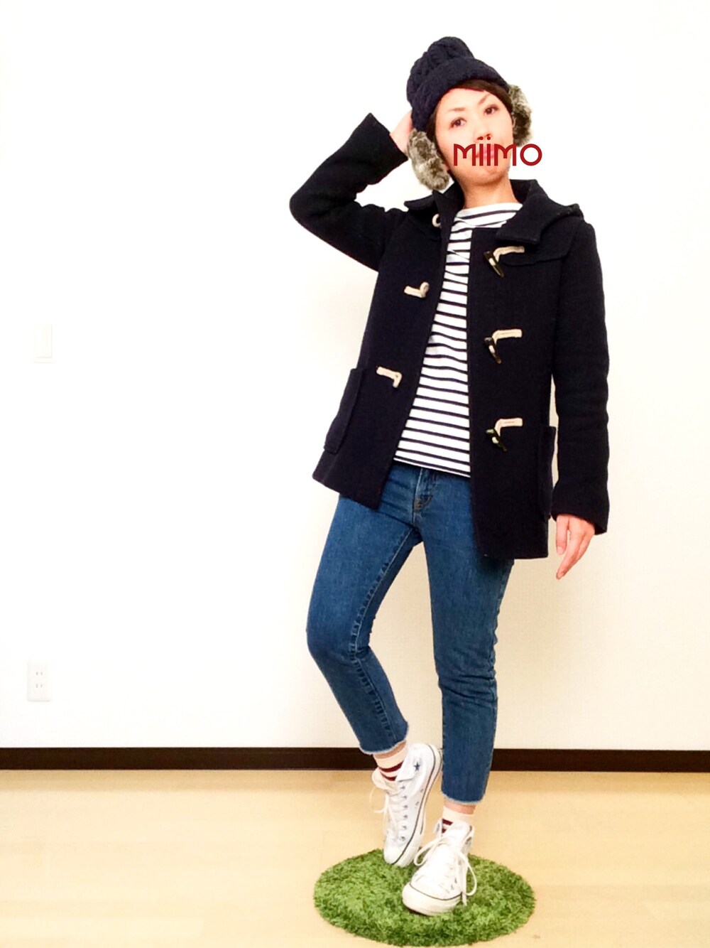 ブラック系のダッフルコート、ホワイト系のスニーカー、ベージュ系のTシャツ/カットソーを着用したレディースの冬コーディネートの1枚目の写真