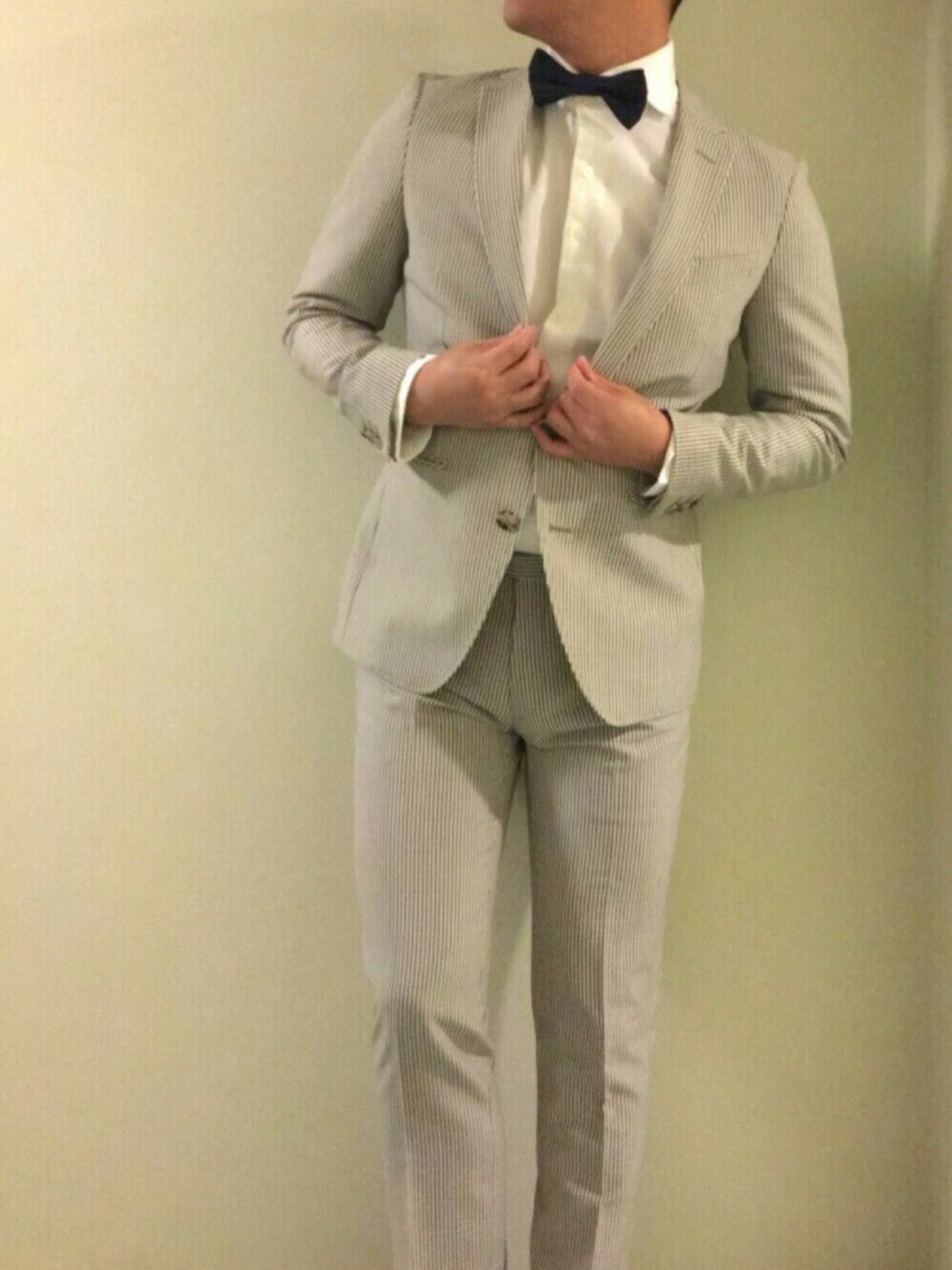 ホワイト系のセットアップ、ピンク系のその他を着用したメンズの春コーディネートの1枚目の写真