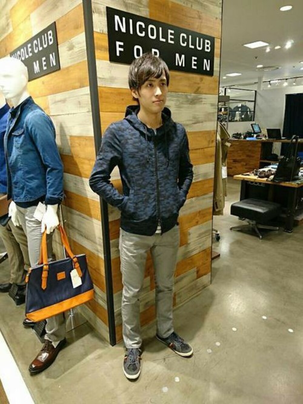 「スニーカー、カジュアル、カモフラ、パーカー、ストレッチ、レジャースタイル、NICOLE CLUB FOR MEN、ニコル、ゴライアス」｜「NICOLE CLUB FOR MENのフルジップパーカ（パーカー、ブルー系）」を使った、ニコル本社さん（メンズ・170cm）の秋コーディネートの1枚目の写真