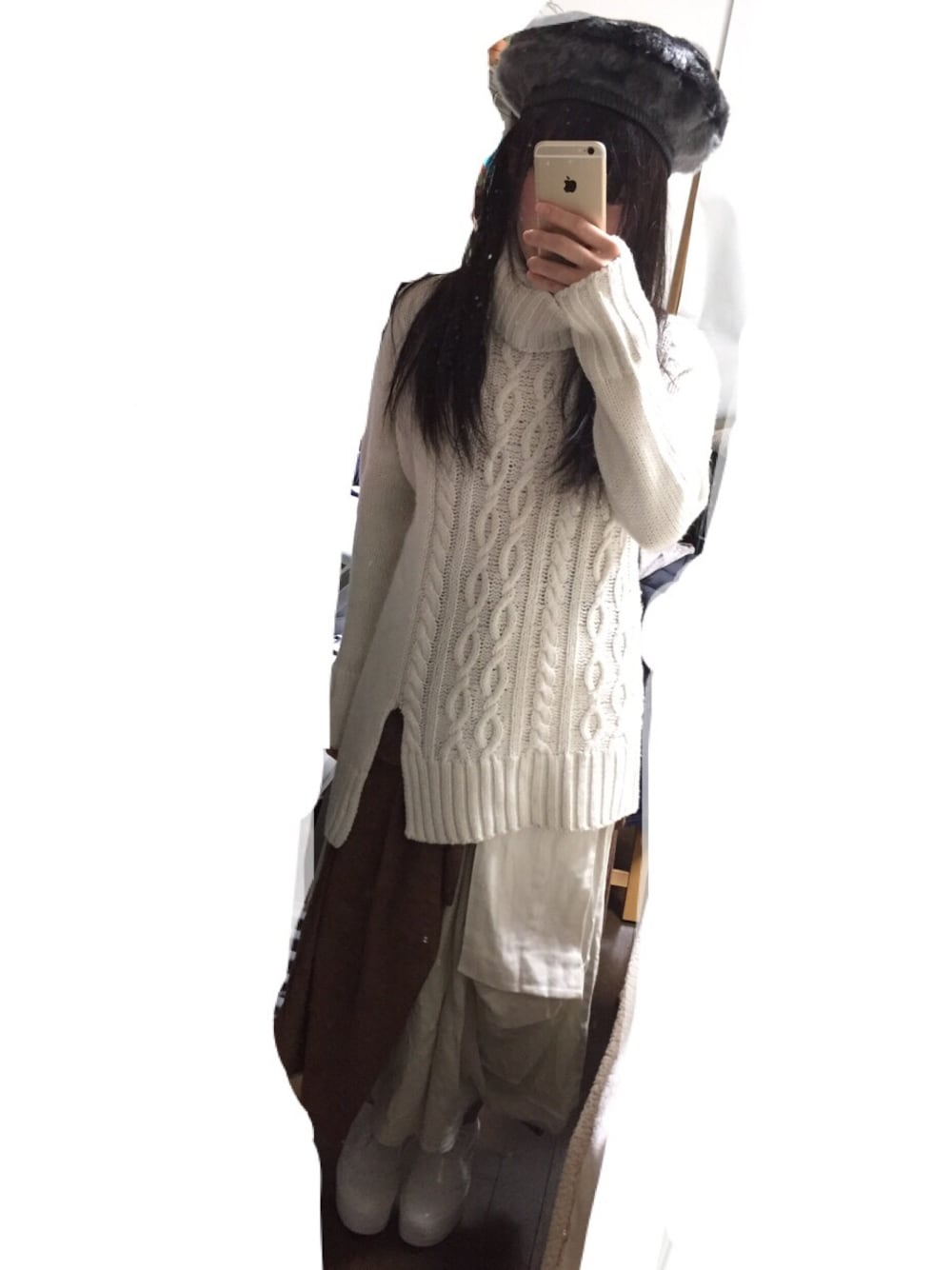 ホワイト系のその他パンツを着用したレディースの冬コーディネートの1枚目の写真