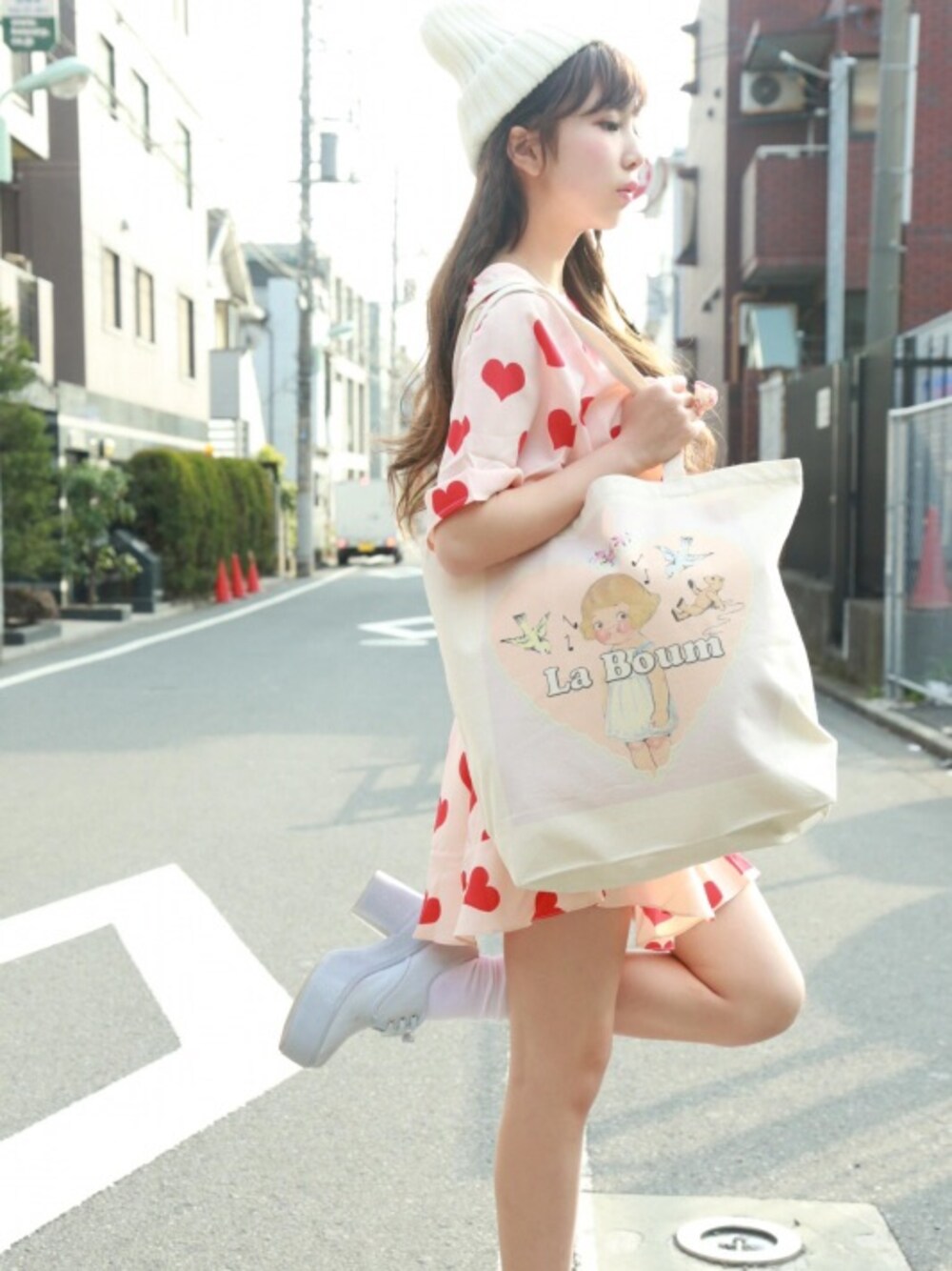「トートバッグ、ハート、セットアップ、ニット帽、白、吉祥寺、ラブーム、イギリス、厚底シューズ」｜「import by La BoumのLa Boum design tote bag(girl&dear friends)（トートバッグ、ベージュ系）」を使った、laboum(ラブーム)さん（レディース・163cm）の春コーディネートの1枚目の写真