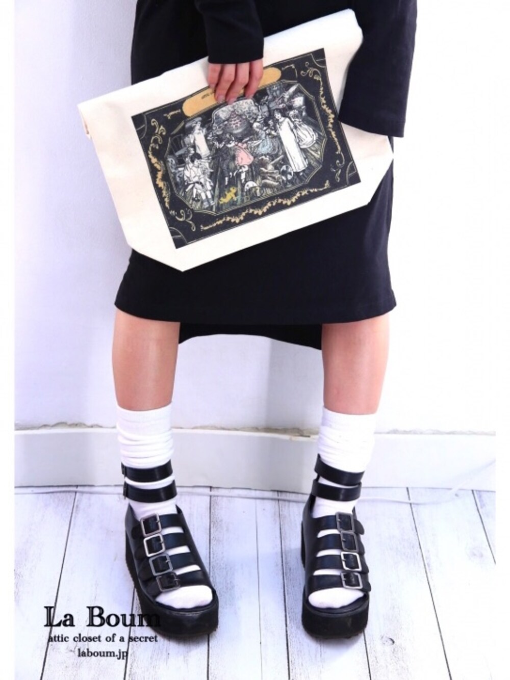 「ブラック、サンダル、モード、ワンピース、Tシャツ、吉祥寺、ラブーム、インポート、チョーカー、クラッチバッグ」｜「import by La Boumの
black belt sandal

（サンダル、ブラック系）」を使った、laboum(ラブーム)さん（レディース・151cm）の秋コーディネートの1枚目の写真