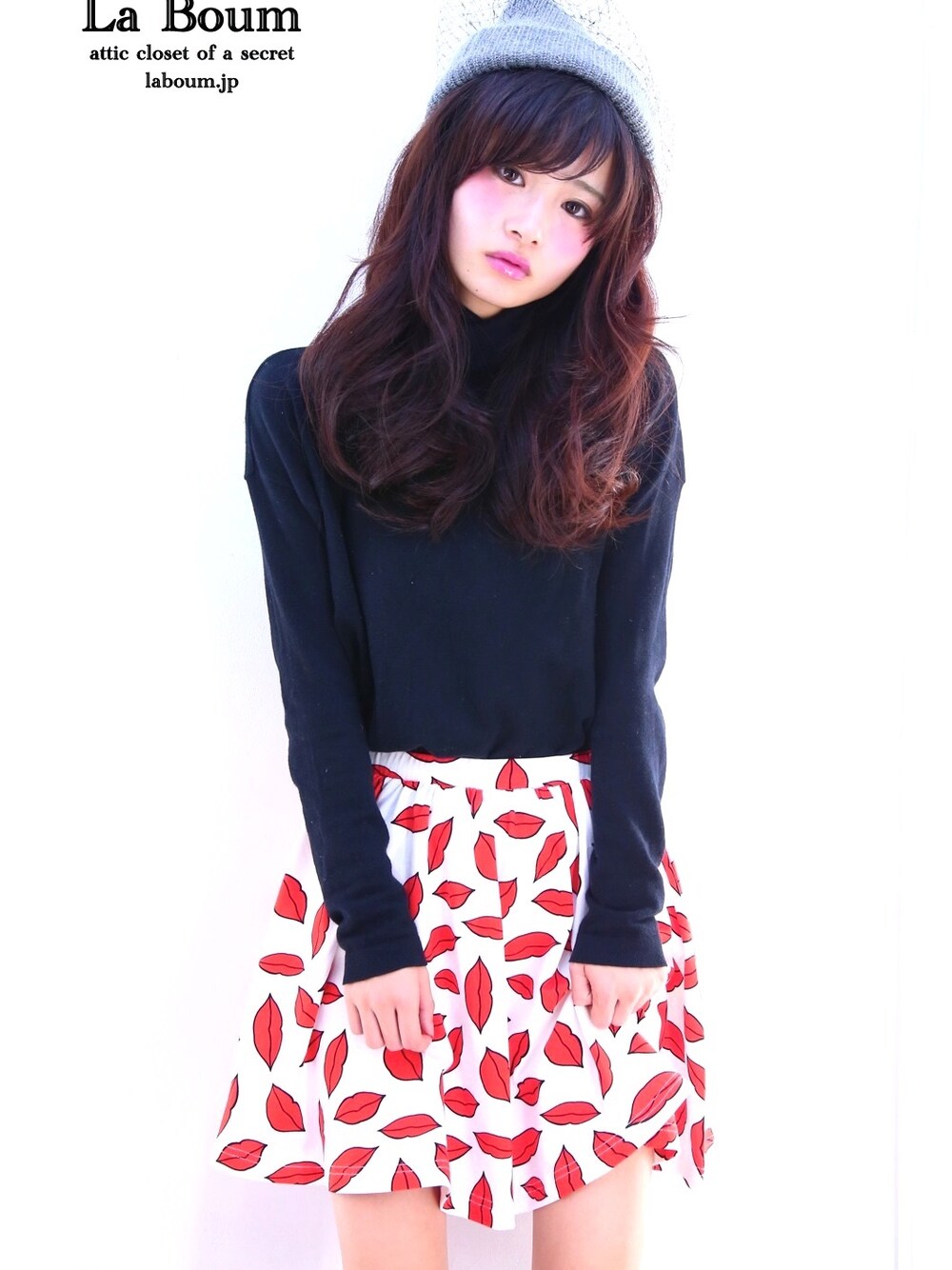 「リップモチーフ、ニット帽、タートルネック、赤、ラブーム、イギリス、吉祥寺」｜「import by La BoumのLips Print Skater Skirt（スカート、レッド系）」を使った、laboum(ラブーム)さん（レディース・151cm）の秋コーディネートの1枚目の写真